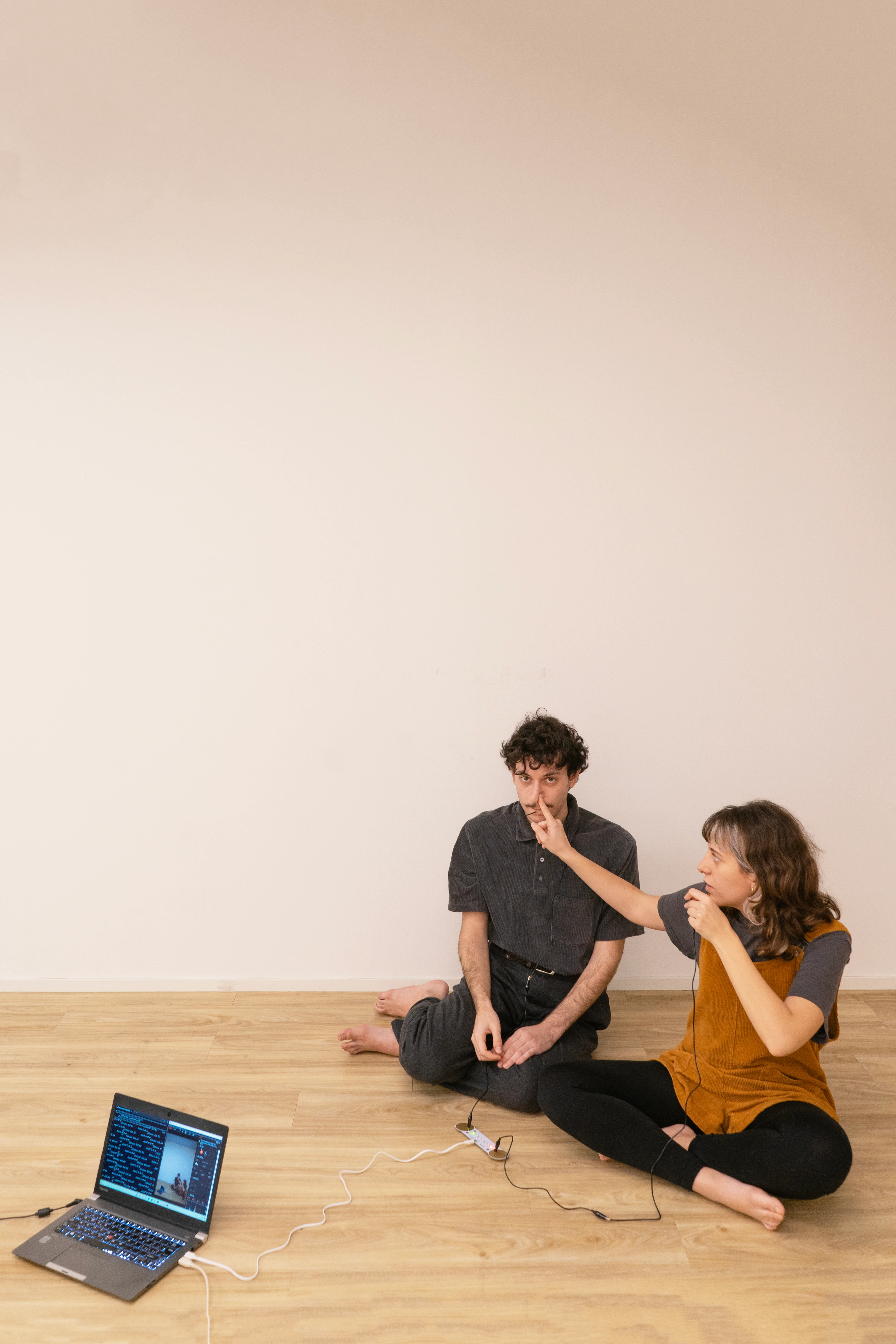 Touch Me, partecipanti seduti nello spazio